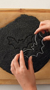 Bat Crackers & Guacamole: Spooky Halloween Snacks | Recipe in the comments or visit plantbaes.com These bat-shaped Halloween crackers with guacamole are perfect for your spooky celebrations! Nutritious and easy to make, they're a hit at any Halloween gathering. 🦇 Ingredients: - black sesame seeds - poppy seeds - nutritional yeast - charcoal powder - garlic granules - salt - chickpea flour - olive oil - warm water Check out the FULL RECIPE on the plantbaes blog, follow the 🔗 in our bio (search 