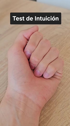 ¿De qué color es el cristal que estoy sujetando?