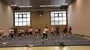 Sven & seine Allgirl-Entourage. 😏 Senior Allgirl startet mal anders in die zweite Trainingshälfte: das Warm Up gibt’s diesmal von Senior Hip Hop-Coach Sven. 😄💦 Großes Spektakel! | CCVD Team Germany - Cheerleading Nationalmannschaft