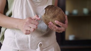 Töpferin arbeitet im künstlerischen Studio, dekoriert: Stockvideos & Filmmaterial (100 % lizenzfrei) 1086083651 | Shutterstock