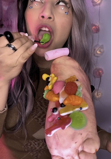 Podóloga comendo doces do pé 🦶🏻 😋 #asmr #doces