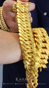 "Bijak, bold, dan bling-bling! Korang kena check out page emas kita ni! Boleh guarantee, kalau korang follow page kita, korang akan terus addicted dengan koleksi perhiasan emas yang memukau ni! Ni bukan main-main, sis! Kita ada semua yang korang nak - cincin glam, rantai elegan, gelang mewah. Semua bergaya dan trendy, sesuai dengan kepala hot korang! Korang tau tak, emas ni bukan sekadar barang hiasan, tapi simbol kekuatan, keanggunan, dan kelas yang tinggi! Takde lagi nak kedekut pakai perhiasa