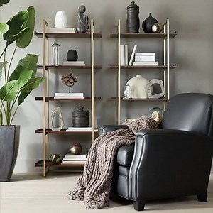 #SfatulDesignerului Cum creezi un colț de lectură? Cu etajerele Dillonvale, accesorizate elegant, și un fotoliu extra-comod, tapițat cu piele. Te așteptăm în showroom! www.ethanallen.ro #ethanallenromania #homedecor #interiordesign #cabinet #shelves #display #displaycabinet #displaybookcase #bookcase | Ethan Allen Romania | Facebook