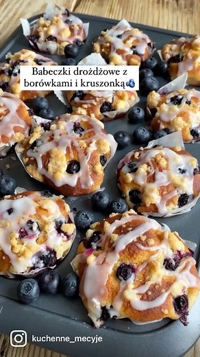 Babeczki drożdżowe z borówkami i kruszonką 😋 Mięciutkie i mega puszyste a do tego szybkie w przygotowaniu😍 Wystarczy tylko wymieszać wszystkie składniki odstawić do wyrośnięcia i gotowe😊Składniki: 35g drożdży, 1/2szkl cukru, 125ml ciepłego mleka, 2 jajka, 1/2 szkl oleju, 2 szklanki mąki. Kruszonka: 2 łyżki masła, 2 łyżki cukru, 2 łyżki mąki. Dodatkowo: borówki 250g.W misce wymieszać drożdże z mlekiem. Dodać cukier,jajka, olej i wymieszać. Na koniec dodać mąkę i za pomocą rózgi dokładnie wymie