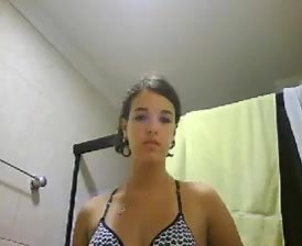 Novinha tomando banho