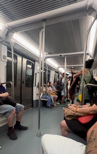 A prequel to the famous video… 👀 Who are you supporting? 1. The singer 🎤 2. The girl with the cap 🧢 3. Both are great ✨ 4. Not my circus 😂 #Barcelona #TMB #Metro #Subway #PublicTransportation