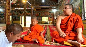 នាទីប្រគេនបច្ច័យ ព្រះអង្គឮទេ ? ពរ...! | Ourn Sarath
