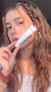 Wherever she goes, her minis will follow. Is your bag ready? Here's your checklist: ✨ Essentials Starter Kit 🎧 Headphones 📚 Good Book 💰 Wallet 🕶️ Sunglasses 💇 Hair Clip | Skincode Switzerland Malaysia