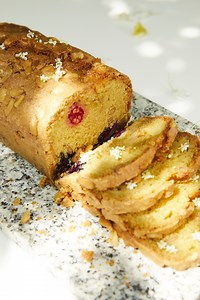 Cake fruits rouges et pignons de pin pour 4 personnes - Recettes - Elle à Table