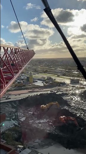 КРАНОВЩИК ПОДНЯЛСЯ В ШТОРМ НА БАШЕННОМ КРАНЕ #shorts