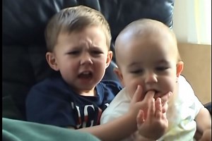 El video viral 'Charlie Bit My Finger' se subastó como NFT por 15 millones de pesos: será borrado de YouTube y tendrá una nueva versión