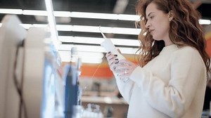 Junge weibliche Kunden sorgfältig prüfen Mundspülmaschine: Stockvideos & Filmmaterial (100 % lizenzfrei) 3820610343 | Shutterstock