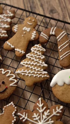 Sweet treats for a holly jolly Christmas! 🍪🎅🏻 Selain dekorasi rumah, merayakan hari natal kurang lengkap rasanya jika tidak ada kue kering untuk sajian. Bahkan, kue kering bisa menjadi pilihan sebagai hampers untuk orang tersayang. Namun, apakah Ibu Sania sudah memiliki resep untuk membuat christmas cookies? Jika belum, yuk buat dengan resep ini dan jangan lupa gunakan tepung terigu Sania karena praktis tidak perlu diayak! Bahan-bahan: Cookies 1. 180 gr tepung terigu sania 2. 65 gr mentega ta