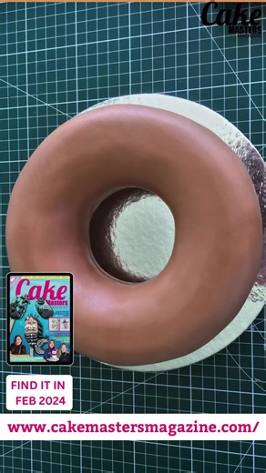 Just look at that CUTEEE face! This Sweet Corgi Cake throwback tutorial by CUPCAKES & DREAMS is just too adorable 😍⁠⁠ There are so many fun techniques to learn! Find it in our Feb digital magazine🔥 | Cake Masters