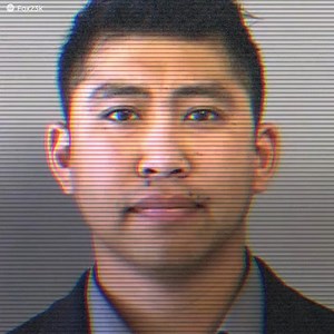 DeAngelo Reyes var en polis som hade jobbat på stationen i Tulsa, Oklahoma i 5 år. Polismannen utnyttjade sin uniform för att ta sig vissa friheter, speciellt mot kvinnor. En dag råkade hans osmakliga beteende filmas av hans egen kroppskamera, då han gett en ung kvinna oanständiga förslag. | Mysterier