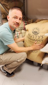 Frisch gelandet: Rusty Hawaii 🌺⛰️ Neues Batch von Familie Obra aus Ka'u ☕️ Raphael und Jakob machen den Taste Test: tropische Süße trifft auf florale Noten Jetzt bei uns im Shop probieren oder online bestellen! #supremokaffee #supremo #supremokaffeerösterei #hawaiicoffee #coffeerecommendation | SUPREMO KAFFEERÖSTEREI