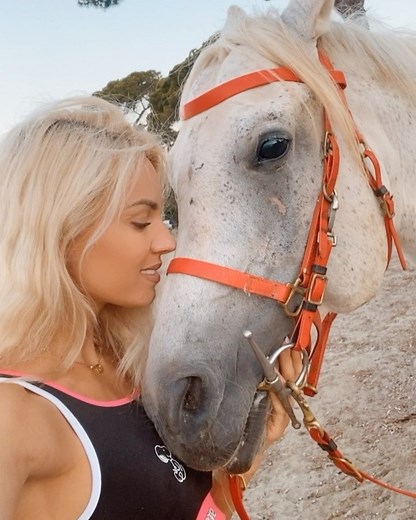 Julia Nova on Instagram: "Be such a beautiful soul that people crave your vibes ✨✨✨#horse #loveyou #goodvibes #kisses"