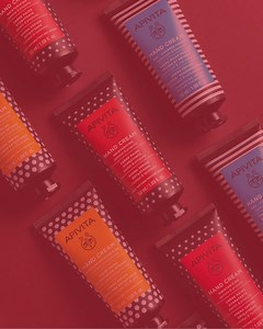 Najljepše ruke su njegovane ruke! Svakodnevno hidratizirajte ruke kako biste poboljšali teksturu kože i dubinski obnovili dehidriranu kožu. Odaberite miris koji vam se sviđa i zaštitite svoju kožu tijekom niskih temperatura. Must have dodatak svake torbice ove zime. 😉 #apivita #pollinatebeauty #kreme za ruke #suheruke #ispucaleruke | Apivita