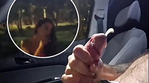 ¡Disfruté masturbándome mirando a la chica caliente en la parada de autobús!