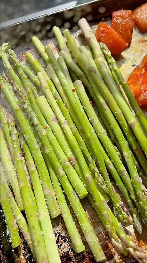 Hot Honey Crispy Salmon Bowl. Cre by @halfbakedharvest 👉🏻TAKE A 1-MINUTE QUIZ TO CREATE YOUR IDEAL MEDITERRANEAN DIET 👉🏻 https://mediterraneandietmeal.com/julia-recipes/ | Mediterranean Plan With Julia
