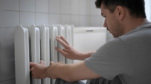 "Je n'ai que 18 degrés dans la maison, c'est frais": Alain dépend de la chaudière de son propriétaire, doit-il respecter une température minimum?