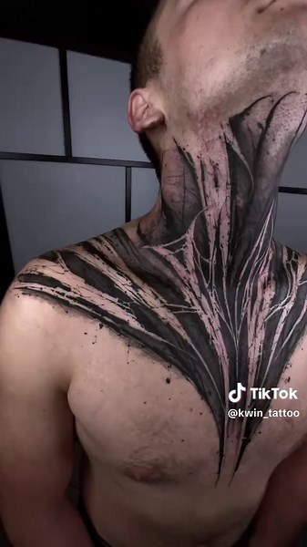 Tatuajes de letras y collares con veneno