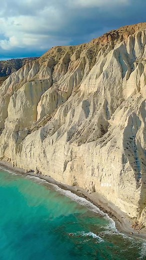 🇨🇾💙 The coastline of Cape Aspro at Pissouri is truly mesmerizing. Tall white imposing cliffs and untouched beaches. Η ακτογραμμή στο Ακρωτήρι Άσπρο στο Πισσούρι είναι πραγματικά μοναδικά όμορφη. Ψηλοί λευκοί επιβλητικοί γκρεμοί και ανέγγιχτες παραλίες.....#kypros #cyprus #cyprus🇨🇾 #kipros #sea #storm #πισσούρι #κύπρος #waterspout #capeaspro #pissouri #clouds #waves #reflection #beach #akrotiriaspro | Bora Markovic Photography
