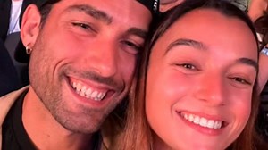 Se sacó una selfie con su novia y nunca se percató que Messi estaba atrás