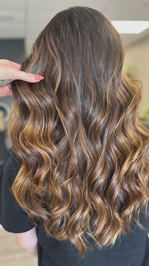 Brushing out the dreamiest curls on this rich deep rooted, honey blonde balayage — it’s soft, sun-kissed, and effortlessly glamorous. 😎 #ftp #hwsalon #mcdonoughsalon #mcdonoughstylist #honeyblonde #balayage #ilovemyjob #thecombout | Amber Kristine Jernigan