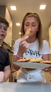 Das sind die BESTEN Cookies 🍪 250g Butter 180g brauner Zucker 180g weißer Zucker 2 Eier 390g Mehl 1Tl Backpulver 1pck. Vanillezucket 1Tl Salz 100g Schokolade bei 175°C 10-15min backe | Alysa Ruppert