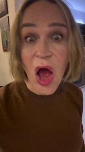 #IMAGEN ¿Cómo habría sido Estela Reynolds si hubiera hablado en inglés? La actriz Antonia San Juan le rinde este pequeño homenaje a una de las protagonistas más recordadas de La que se avecina a través del que ha sido uno de los personajes fetiches de la trayectoria de la actriz. Y una vez más nos hace sonreír con ella... #antoniasanjuan #sevillamagazine #sentidodelhumor #estelareynolds | Sevilla Magazine