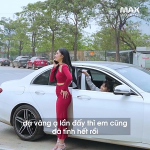 2.9M views · 10K reactions | Kẹp tóc của cô giáo vào xe ô tô, bé gái tinh nghịch không ngờ giúp mẹ nhìn rõ cặp sừng | Max Production | Facebook