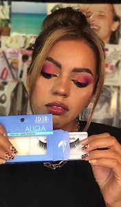 Así de mágicas son nuestras AQUA LASHES de fácil aplicación ya que su adhesivo se activa con el agua 💦 Puedes utilizarlas 5 veces activando con el agua y posteriormente con el uso u cuidado adecuado seguirlas utilizando con la goma habitual 🥰❤️ | Ardell Ecuador