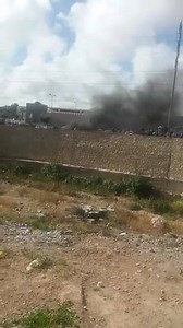 Aljihawya Partager #Agadir #Souk_Lhad عاااااااااااجل... قبل قليل مصادر الجهوية تؤكد احتراق سيارة بموقف السيارات المقابل لسوق الأحد اكادير بسبب تماس كهربائي... و مصادرنا تؤكد انه لولا تدخل بعض شباب السوق قاموا بكسر نوافد السيارة ودفعوا بها بعيدا عن باقي السيارات لوقع ما لايحمد عقباه.. | Eljihawya