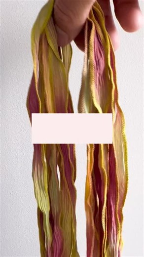 Tie & dye magic is back ✨ Notre collection de rubans de soie Tie & Dye est ENFIN réassortie ! Parfaits pour customiser collier, choker ou bracelet DIY. Swipe-to-see la douceur des couleurs et fonce en boutique ou sur le site ! 💜 #TieAndDyeSilk #DIYFashion #SilkRibbon #PerlesCorner #Artisanat #CréaDIY #rentréecréative #necklace | Perles Corner