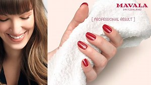 Quel est votre couleur fétiche de vernis à ongle ? 🥰 Nous on est fan du rouge de Mavala Mini Color 53 London🤩 Dans cette vidéo tutorielle, nous allons vous montrer les étapes à suivre pour une manucure digne d’un professionnel avec les produits de soin de la marque MAVALA Switzerland🎈 : 📌Appliquer une base fortifiante 📌Mettre le vernis, on a opté pour le mini color 53 et le glam ice 357 pour un effet plus brillant 📌Appliquer le top coat pour une meilleure tenue 📌Enfin appliquer de l’huile