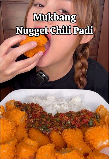Jujur ini sambel chili padi ngabisin nasi bangettt niat makan dikit eh abis sepiring hahaha siapa yang udah cobain sambal chili padi? Makan pake nugget spicy sama nasi anget makin MANTAPPPP dietnya besok lagi deh🤣🤣✅ #creatorsearchinsights #chilipadi #nuggetchilipadi