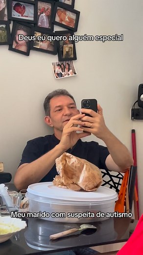 Como o autismo tem forte base genética, é comum que pais ou mães percebam traços parecidos em si mesmos: 🧩gosto por rotina; 🧩foco intenso em certos assuntos; 🧩sensibilidade a sons, luzes ou texturas; 🧩dificuldade em socializar ou entender sinais sociais; 🧩necessidade de previsibilidade. Esses traços, quando leves, às vezes passam despercebidos, e só ficam claros quando o filho recebe diagnóstico. Aqui em casa sempre ouço a mesma frase: Eu era ou sou assim também 😅. Seu marido, pai atípico
