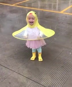 😍🐥Dies ist der niedlichste Regenmantel, den wir je gesehen haben🐥😍 Lasst es regnen! 🌧😖 Geeignet für Kinder und Erwachsene 👪 ✔ Gibt es hier: https://bit.ly/2JECcyB Reduziert und kostenloser Versand | TolleTipps