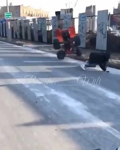 Ever see a Banshee fly⁉️✈️ @nyz_kilo You was workin Shee till that pot hole got in your way 😱💪💯 @banshee__will on the 🎥 #WSHH #BIKELIFE #YAMAHA #WHEELIEFAIL #WHEELIE #BANSHEE #BIKESUPGUNSDOWN | Straightup631