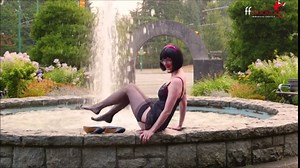 FFstockings - 成熟したJuliaは公共の場で濡れます