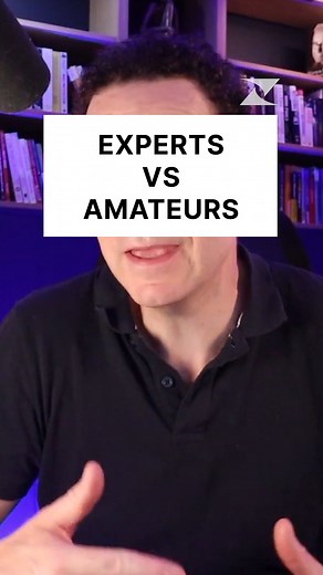Experts vs Amateurs : qui prédit mieux ? Les experts échouent souvent à prédire l'avenir, malgré leurs connaissances approfondies. Dans cette vidéo, nous explorons pourquoi les prévisions des experts sont souvent moins fiables que celles des amateurs informés. En nous basant sur les travaux de Philip Tetlock, nous démystifions les erreurs courantes des experts et analysons les facteurs psychologiques et méthodologiques qui les conduisent à se tromper. Découvrez les limitations des prédictions d'