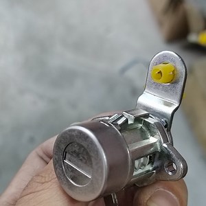 [Hot Item] NXG37WLAM111-04300-B Hot Sale left-Side Door Lock Cylinder Assembly (with Key) HANVAN truck spare parts