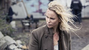 Op een werf in Malmö wordt een dode Deense vrouw aangetroffen. Saga Norén onderzoekt de zaak, maar ze mist haar vriend Martin. 📺 Bekijk seizoen 3 van Bron - Broen - The Bridge elke dinsdag en woensdag via Canvas én via VRT NU: http://cnv.as/nuthebridge | VRT Canvas