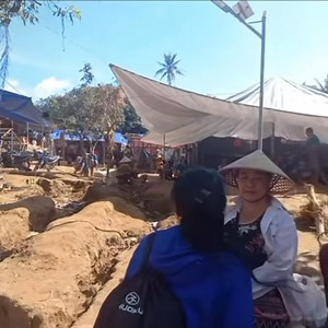 436K views · 8.7K reactions | Bản Yên Hoà nè cả nhà. Kinh khủng. Thật là kinh khủng. Bà con làm cái lán ở chung như vậy 9 ngày nay rồi. Không còn gì và không biết làm gì. | Nha khoa Quốc tế Hoàng Hường | Facebook