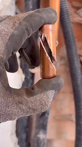 Quelle est la méthode pour effectuer un raccord sur un tuyau en cuivre détérioré ? #Plomberie #TuyauCuivre #RaccordCuivre #Réparation #astuce #France 🥨🇫🇷 | Blog-turquoise67