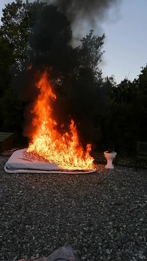 #fyp #burning old mattress #gteat bomb fire #New Zealand 💯 💕