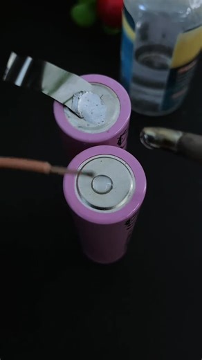 One drop of flux, one-second spot welding on an 18650 battery #Flux #Solder #18650Battery | Laptop Repair Secrets
