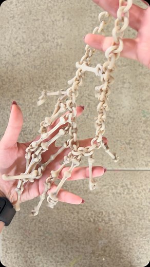 Bone Necklace: Halloween Accessory for Necromancer This 3D printable model is a skeletal-style necklace, designed with articulated links for dynamic movement. The digital file is optimized for printability and requires minimal post-processing, ideal for creating unique costume accessories. STL Download links: Patreon: https://www.patreon.com/posts/early-access-3d-95125819 Patreon: https://cults3d.com/en/3d-model/fashion/skeleton-cascade-necklace Patreon: https://www.cgtrader.com/3d-print-models/