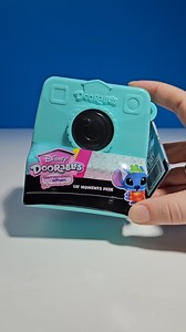 On ouvre le nouveau Disney Doorables Remember When Lil' Moments Peek 📸✨🥰 https://tinyurl.com/32anmjjb Disponible dans tous les magasins Smyths Toys et sur notre site à 14,99€ avec la référence 242665 ✨ | Smyths Toys Superstores FR